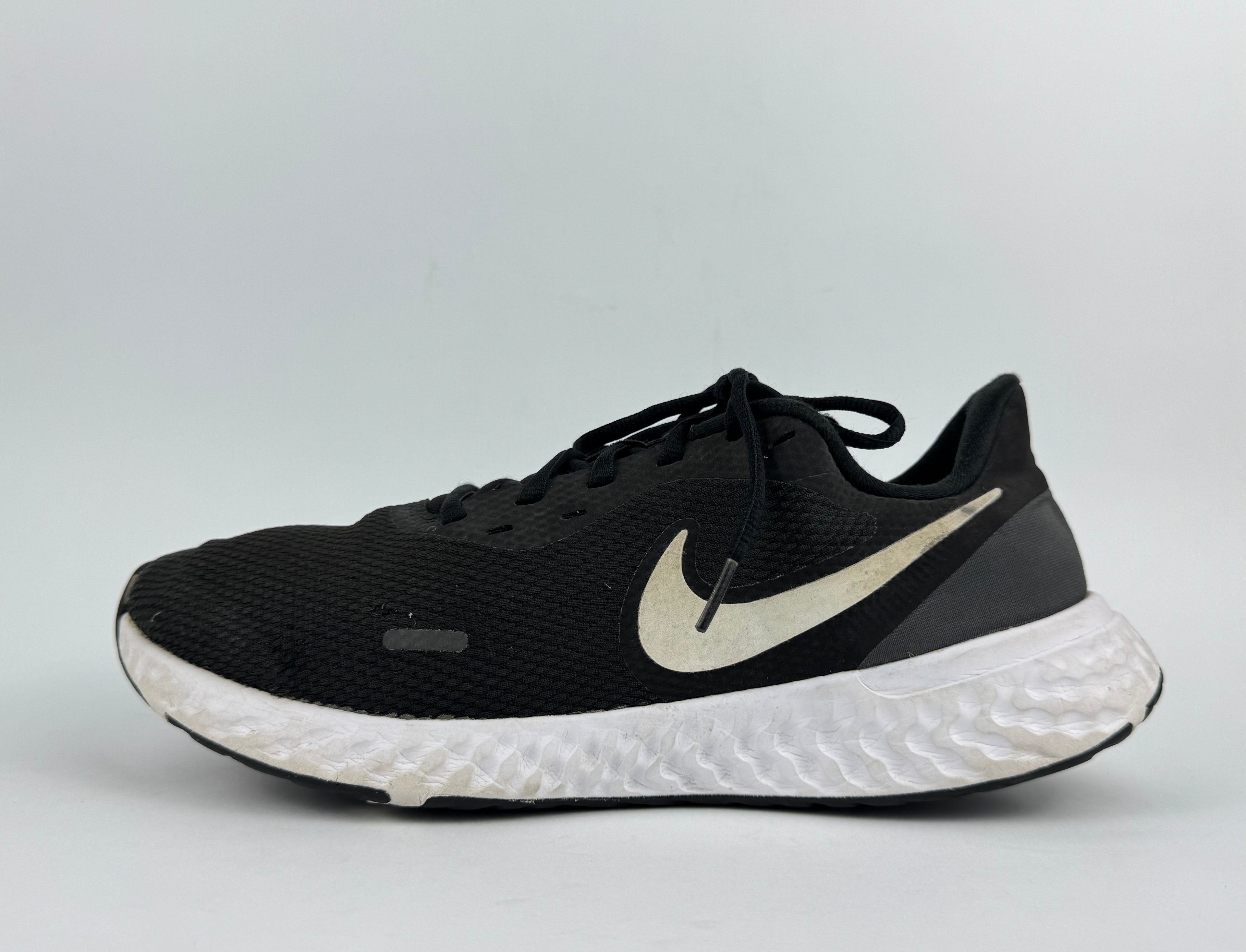 NIKE REVOLUTION 5