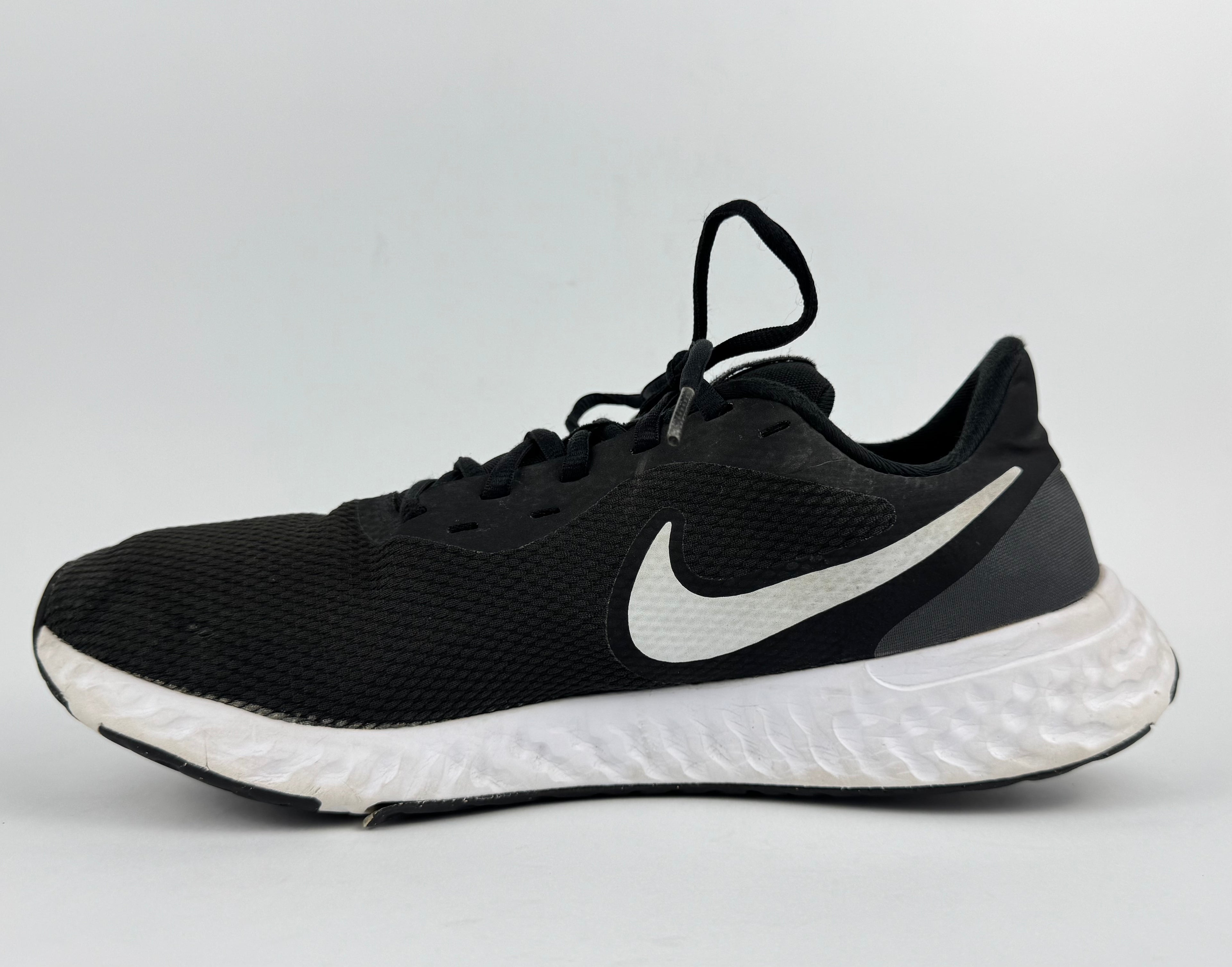 NIKE REVOLUTION 5