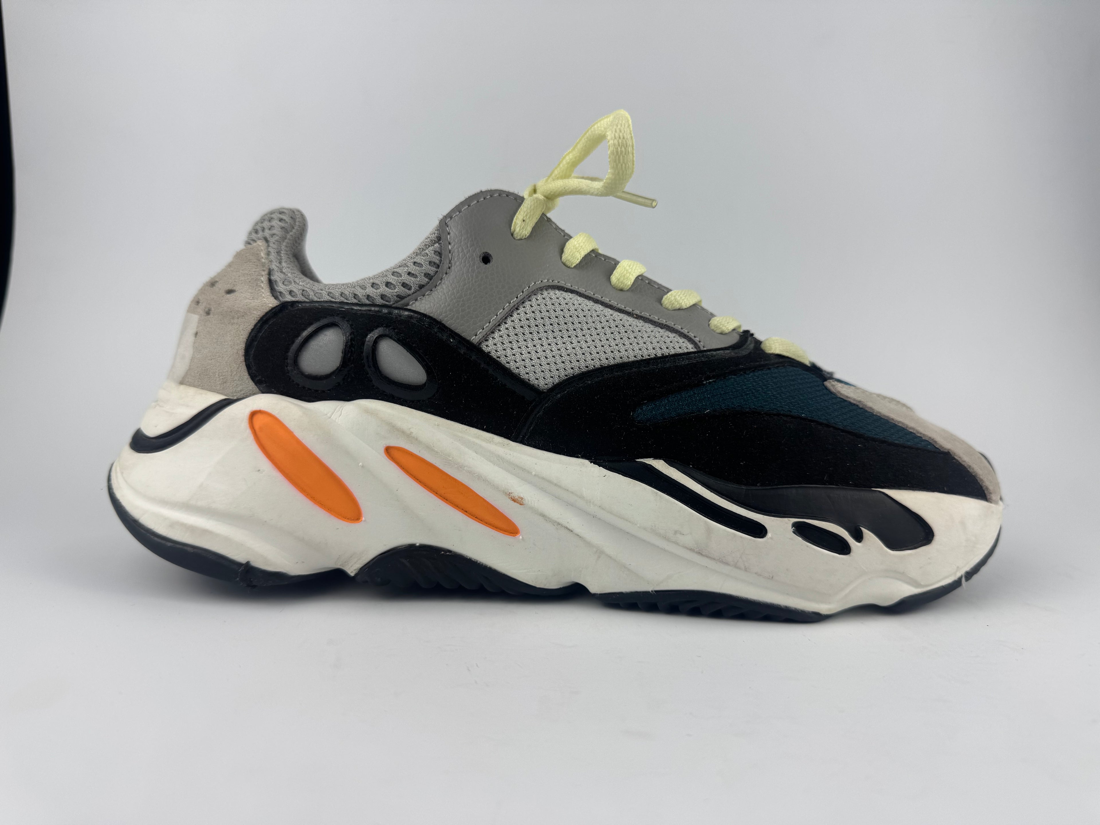 Adidas Yeezy Boost 700