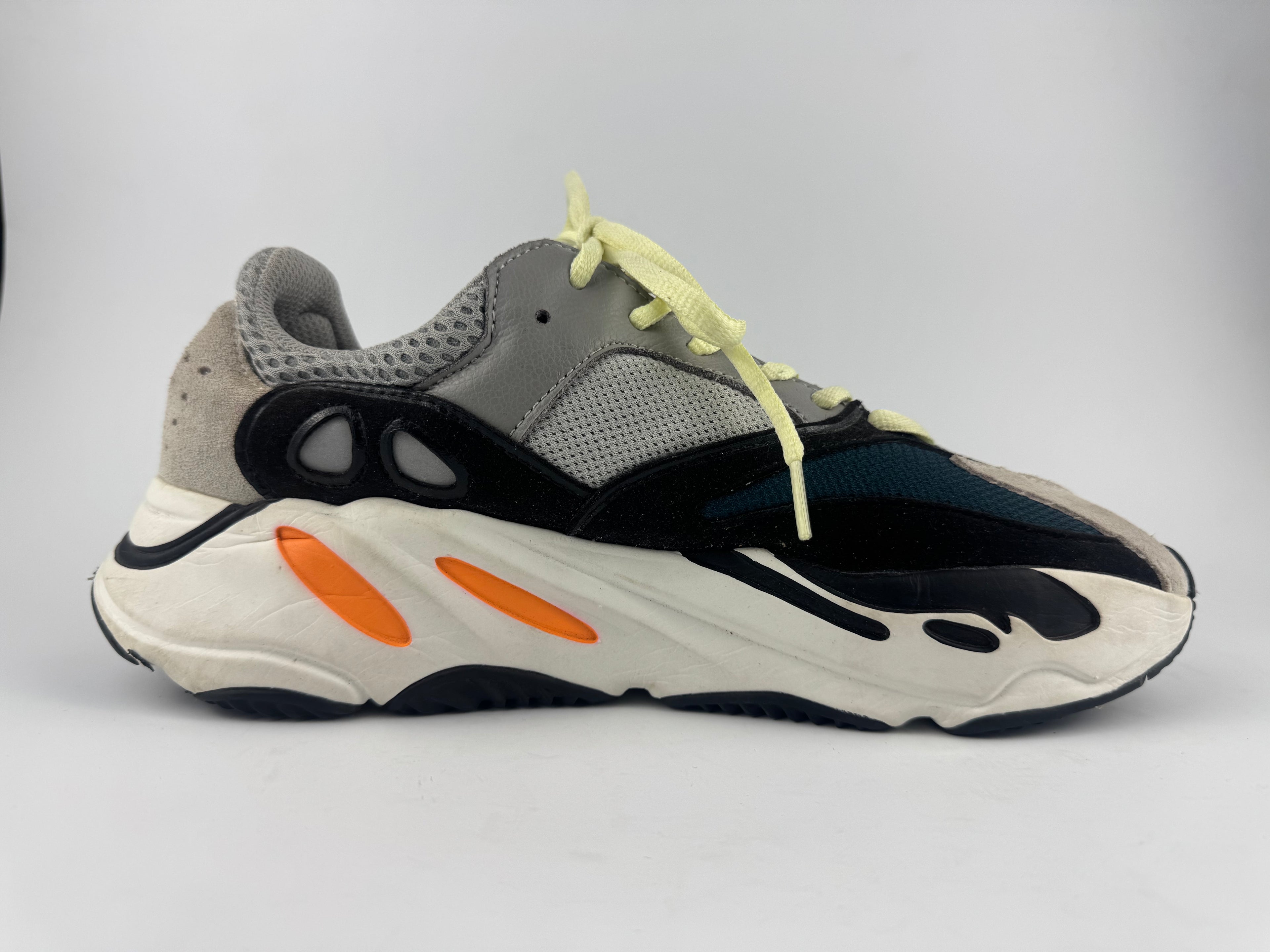 Adidas Yeezy Boost 700