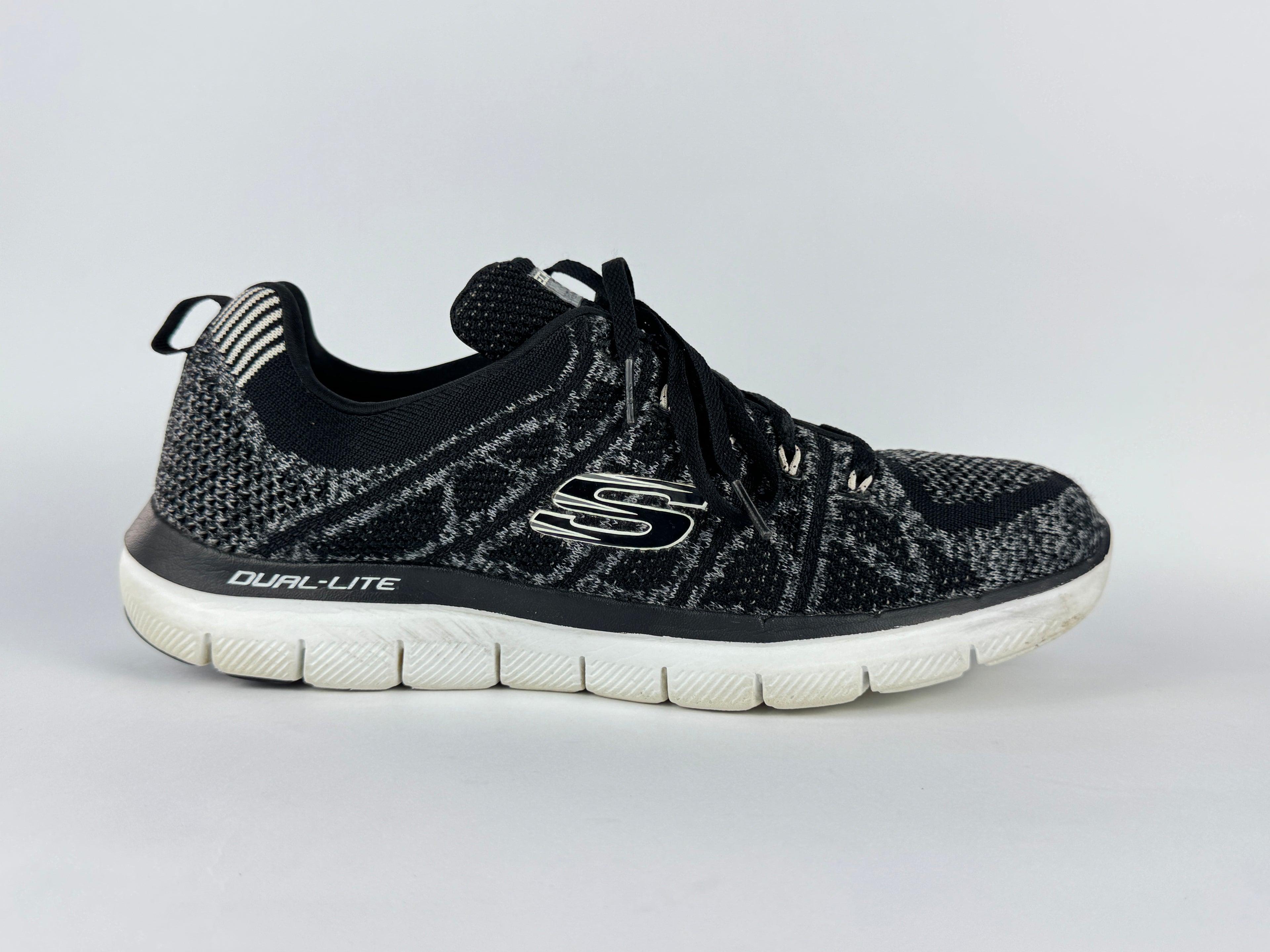 Sketchers sketch knit