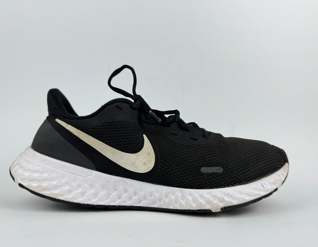 NIKE REVOLUTION 5